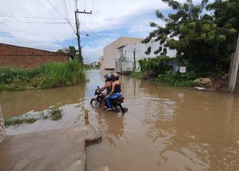 Ruas do município ficaram alagadas após chuvas