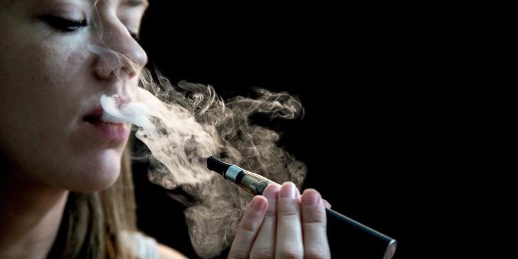 Cigarro eletrônico não trata tabagismo e ainda traz riscos graves à saúde