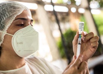 No Estado como um todo, dos 6,8 milhões de moradores do Ceará acima de 18 anos, 3,6 milhões receberam a dose de reforço (Foto: Thiago Gadelha)