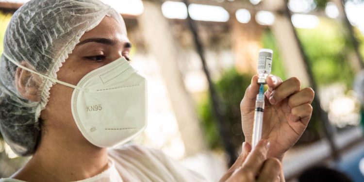 Só 33 cidades do Ceará atingiram 70% de dose de reforço e poderiam tirar máscaras em áreas fechadas