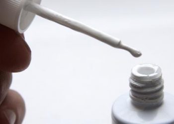 Substâncias do corretivo podem irritar a mucosa nasal, além de causar intoxicar o organismo quando inaladas (Foto: iStock)