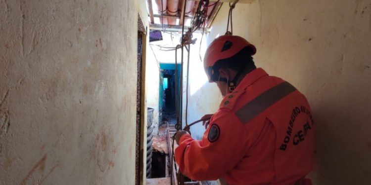 Juazeiro do Norte: Defesa Civil interdita casa após identificar risco em cacimba