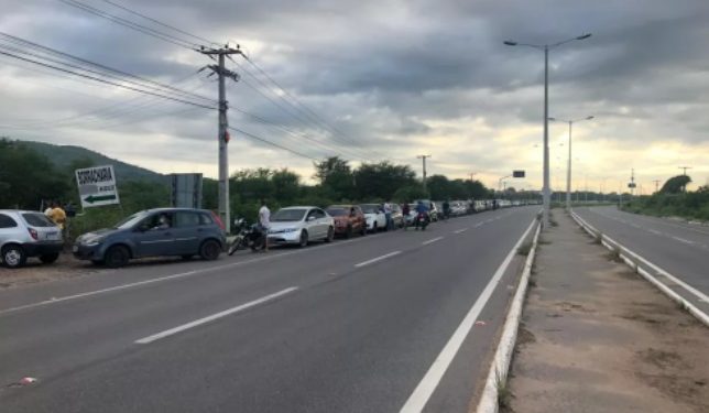 Juazeiro do Norte: Motoristas formam fila de mais de 1km para abastecer com gasolina a R$ 6,75