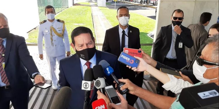 Mourão ri da possibilidade de investigar militares por tortura na ditadura: ‘Vai trazer os caras do túmulo de volta?’