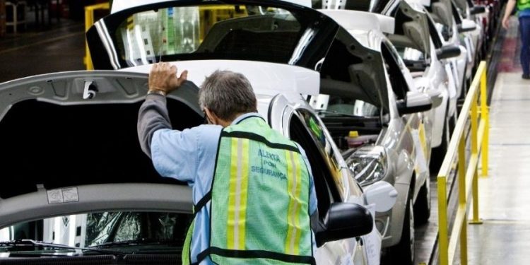 Com Bolsonaro, indústria brasileira encolhe e fatura 22,5% menos que o recorde de 2013