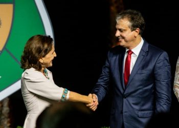 Camilo Santana em transmissão de cargo pra Izolda Cela em 2 de abril de 2022 (Foto: Thiago Gadelha)