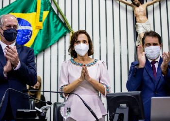 Evandro Leitão com Izolda Cela e Ciro Gomes na posse da governadora, em abril deste ano (Foto: Thiago Gadelha)