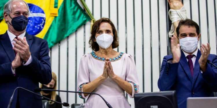 Izolda Cela assume o Governo do Ceará e se torna primeira mulher à frente do Executivo no Estado