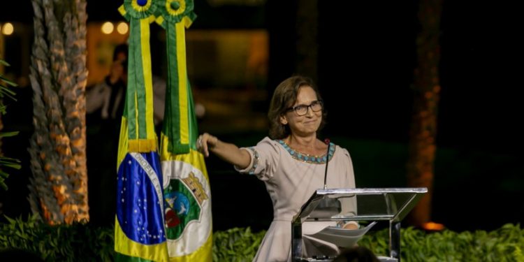 Izolda Cela comanda primeira reunião de secretariado como governadora nesta segunda (4)