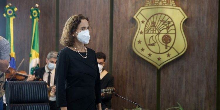 Onde assistir e como será a posse de Izolda Cela como governadora do Ceará