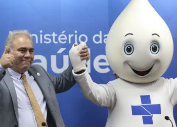 O ministro da Saúde, Marcelo Queiroga, assina portaria que estabelece o fim da Emergência em Saúde Pública de importância Nacional (Espin), durante cerimônia no Ministério da Saúde (Foto: Antonio Cruz/Agência Brasil)