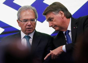Guedes e Bolsonaro falam durante evento do Banco do Brasil em Brasília (Foto: Adriano Machado/Reuters)