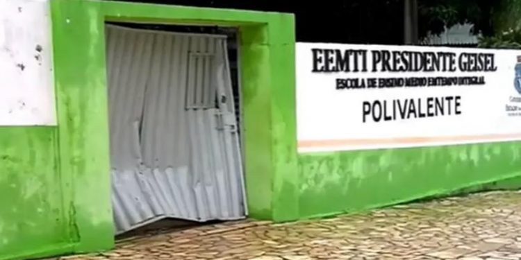 Atrasado para vestibular, homem se revolta e joga carro contra local de prova em Juazeiro do Norte