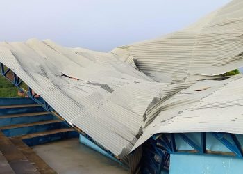 Um pilar da quadra poliesportiva da comunidade foi danificado e a cobertura desabou