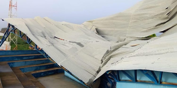 Chuva com ventania causa estragos no Crato e cobertura da quadra poliesportiva de Ponta da Serra desaba