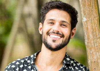 Ex-BBB Rodrigo Mussi sofre acidente de carro e está em estado grave