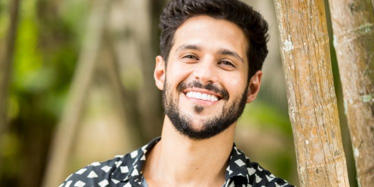 Ex-BBB Rodrigo Mussi sofre acidente de carro e está em estado grave