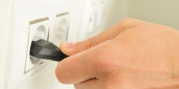 Tirar eletrônicos da tomada ajuda a economizar energia: verdade ou mentira?