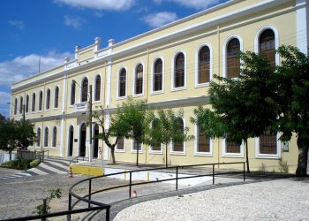 Izolda Cela anuncia concurso público para professor com 145 vagas