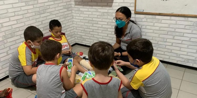 Criança de 6 anos quebra a perna e escola leva turma para ter aula na casa dele, no Crato