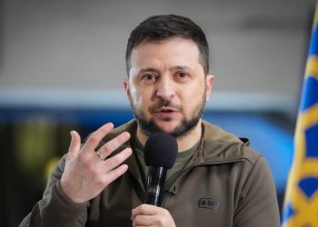 Presidente ucraniano, Volodymyr Zelensky, durante entrevista coletiva em Kiev neste sábado (23)