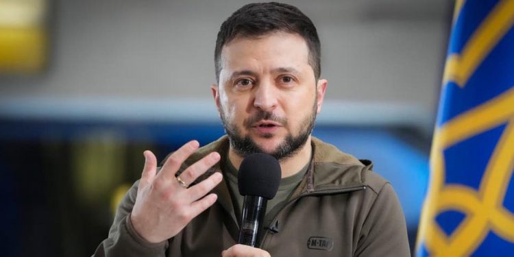 Presidente ucraniano, Volodymyr Zelensky, durante entrevista coletiva em Kiev neste sábado (23)