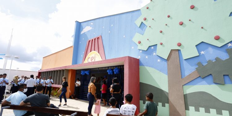 Em Santana do Cariri, Governo do Ceará entrega 84° Centro de Educação Infantil e autoriza construção de Areninha