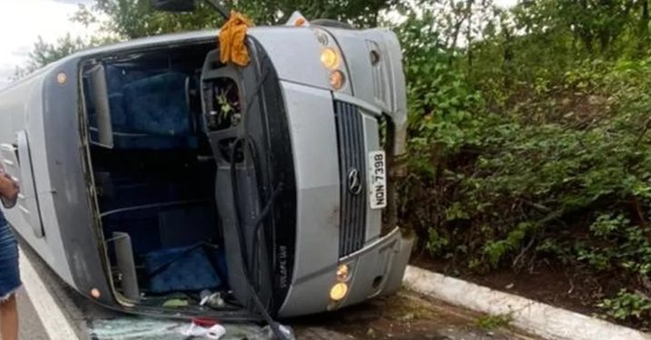 Micro-ônibus tomba e deixa três estudantes feridos no Ceará