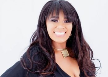 Ex-cantora da Desejo de Menina recebe alta após perder força de parte do corpo