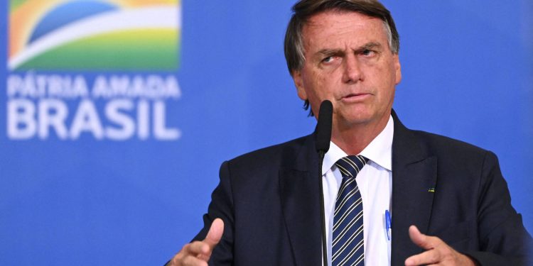 Bolsonaro tenta barrar relatório sobre assessor após ordem de Moraes à PF