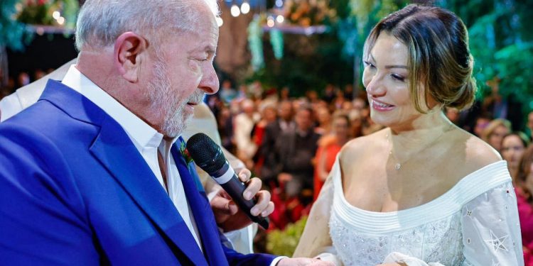 Lula se casa com Janja em cerimônia com amigos e políticos em SP