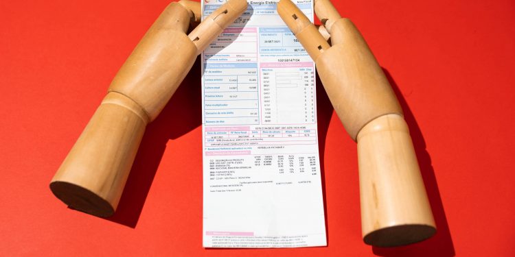 Conta de luz explode e deflagra debate sobre como reduzir preço; alta média será de 12%