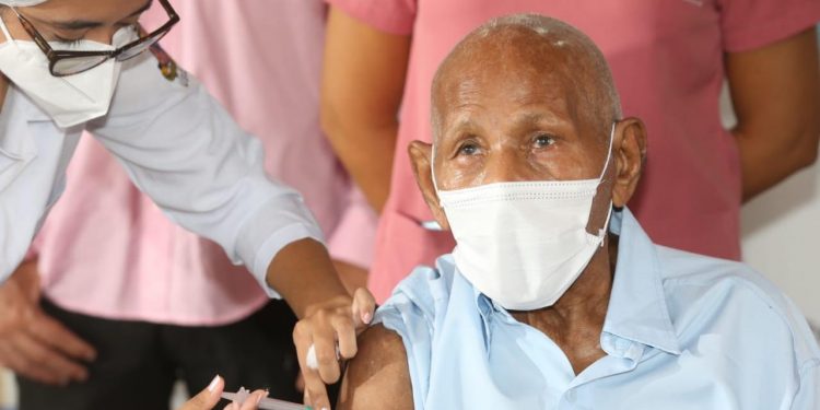 Municípios do Ceará já podem aplicar 4ª dose da vacina contra a Covid em idosos acima de 70 anos