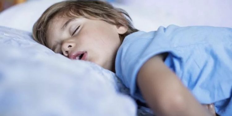 Por que dormir de boca aberta na infância representa risco à saúde por toda vida