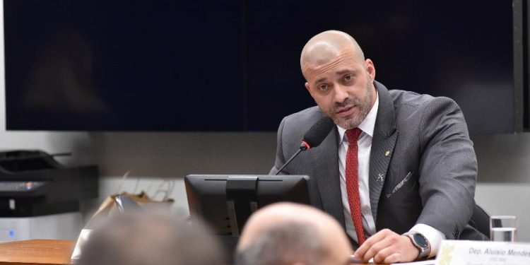 Moraes multa Silveira em R$ 405 mil por descumprir medidas do STF