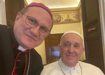 Em visita ao Vaticano, bispo do Crato faz selfie com Papa Francisco