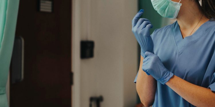 Câmara aprova projeto que fixa piso salarial para enfermeiros, técnicos, auxiliares e parteiras