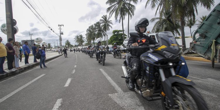 Governo do Ceará entrega 84 motos ao CPRaio; veja cidades contempladas
