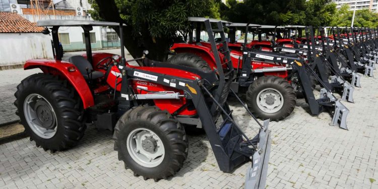 Governo do Ceará entrega o primeiro lote de tratores para fortalecer atividade rural