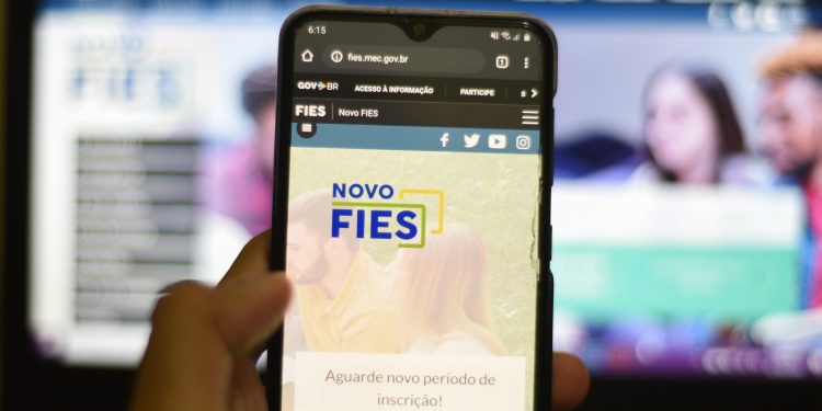 Senado aprova ampliação do Fies e perdão de até 99% de inadimplentes