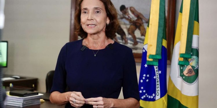 Izolda Cela anuncia pagamento da primeira parcela do 13º salário dos servidores estaduais; veja data