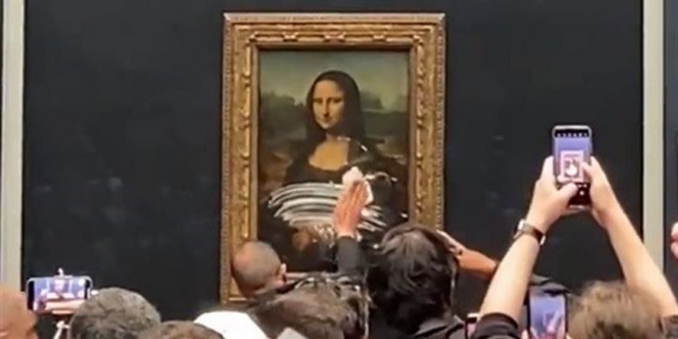 Quadro de Mona Lisa é alvo de ataque por visitante no Museu do Louvre, na França; vídeo