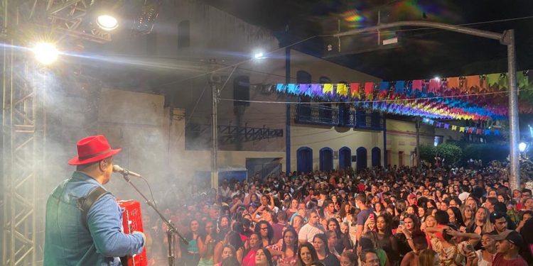 Noite das Solteironas une fé e controvérsias em Barbalha: ‘quem quer casar tem que vir pra cá’