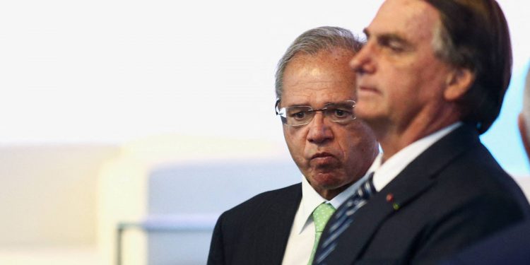 O ministro Paulo Guedes (Economia) e o presidente Jair Bolsonaro (Foto: Carla Carniel/Reuters)