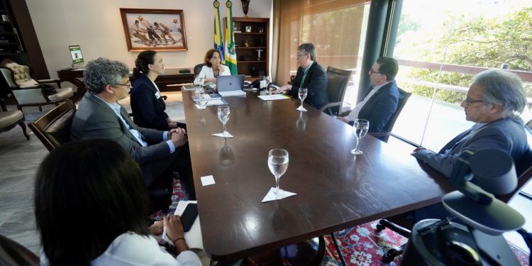 Em reunião com Banco Mundial, Izolda Cela assina plano Ceará Verde