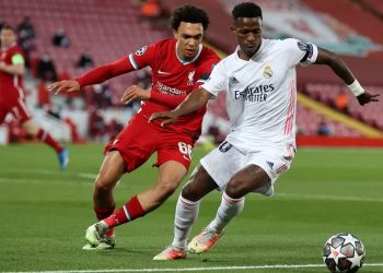 Arnold sofreu nas mãos de Vini Jr na Champions passada; novamente lateral e atacante vão se encontrar, agora valendo o título (Foto: David Klein/Reuters)