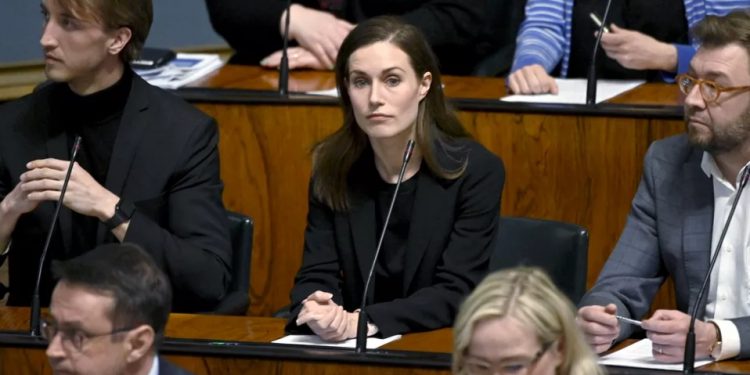 Aliança militar Parlamento da Finlândia aprova entrada na Otan; Suécia assina carta de adesão