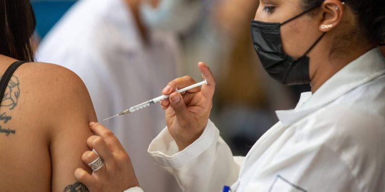 Só 30% dos jovens até 24 anos tomaram 3ª dose de vacina contra Covid