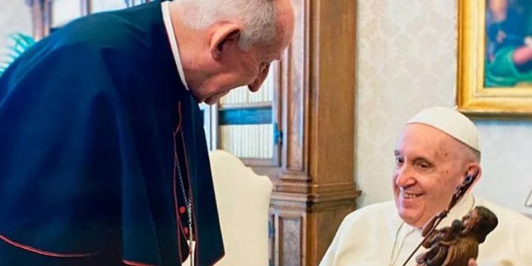 Papa Francisco recebe escultura de São José feita por artista cearense