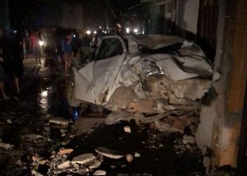 Carro ficou destruído após ser atingido pelo caminhão (Foto: Reprodução)